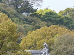 高知城大手門のシャチホコと楠の芽吹き
