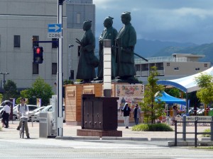 高知駅前の三志士像20110711