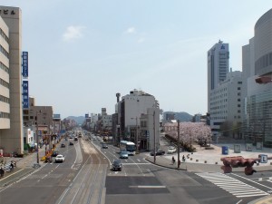 高知市菜園場電停付近と堀川の桜並木20120402