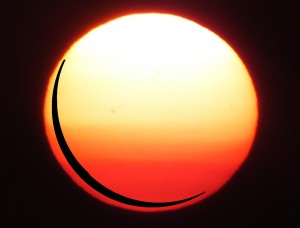 太陽像と月の反転画像合成(2012年5月19日)