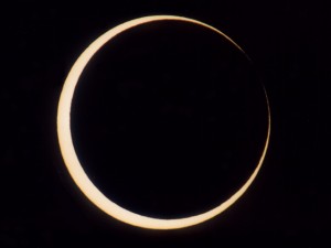 金環日食20120521・中心食の始め(撮影:島巻繁)